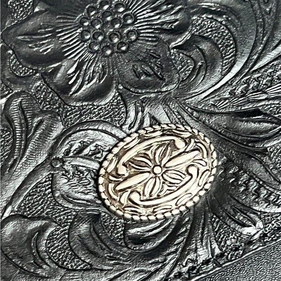 Minnetonka tooled leather embossed wallet in Black with card holders - Picture 4 of 13